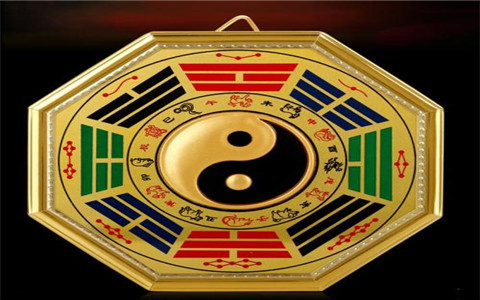 坐北朝南的大門吉位，忌諱泄氣或者被壓