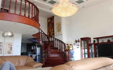 樓梯在客廳中間風水好嗎？這樣的格局要小心