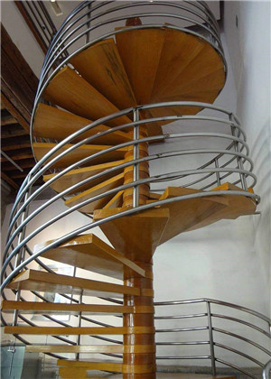 樓梯順時針逆時針風水，哪一種對居住者運勢好？