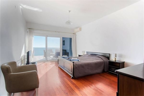 床頭正對房門會導致事業走下坡路嗎