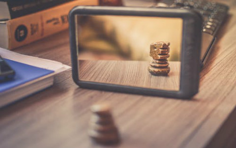 鏡子在店鋪中的風水作用，可以起到防小人的效果