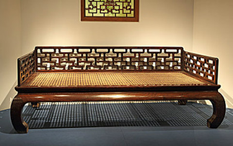 羅漢床的擺放有何禁忌，不能與太陽光直面