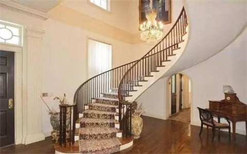 樓梯在客廳中間風水好嗎？這樣的格局要小心