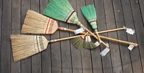 家中這幾處角落不宜擺放掃把