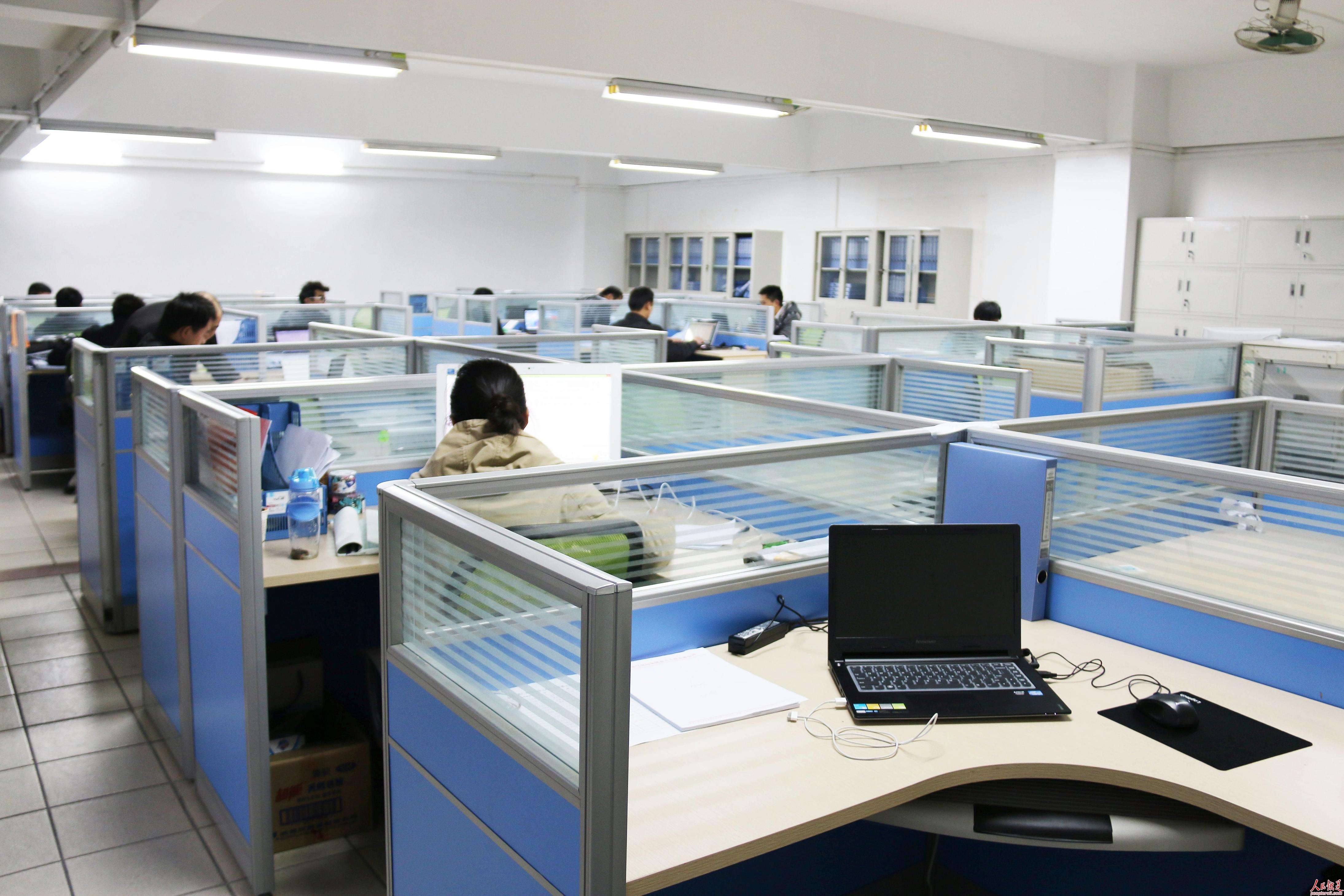 辦公室的茶幾擺放沖門的風水好不好？