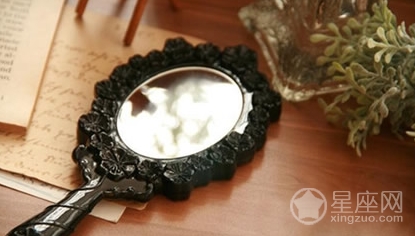 在辦公桌上擺鏡子的風水講究