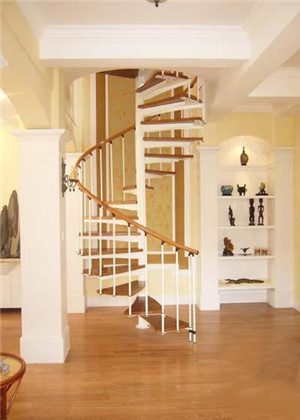 樓梯在客廳中間風水好嗎？這樣的格局要小心