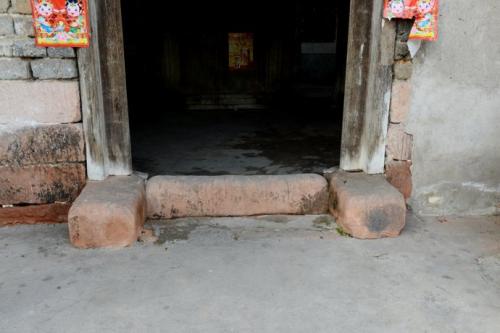 「踩門檻敗家運」的說法是否正確