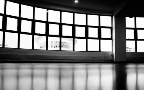 客廳窗戶多風水好嗎？小心財運只出不進