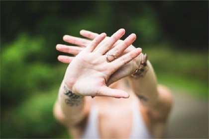 女生紅繩戴左手還是右手 洗澡能摘嗎