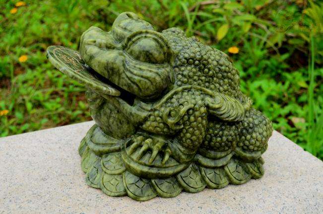 金蟾和貔貅哪個好?金蟾和貔貅的作用你知道嗎?