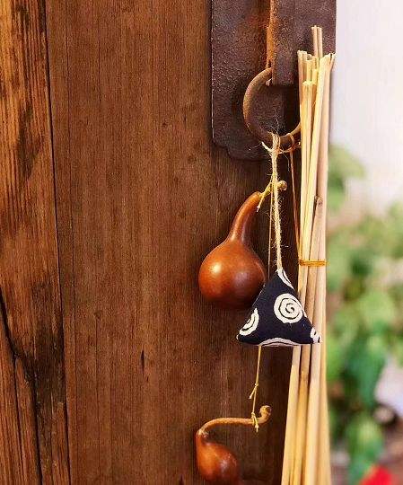 葫蘆掛在門上的圖片