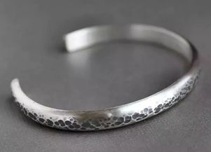 本命戴銀是什麼意思,男女本命年帶銀飾有什麼好處