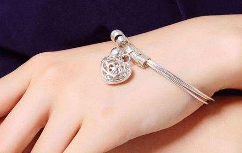 本命可以左右手戴銀鐲子嗎,右手可以戴銀手鐲嗎?