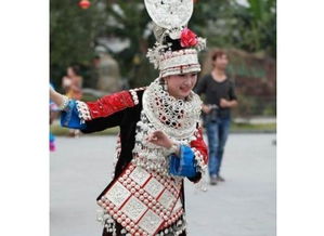 苗族的服飾特點,苗族服飾的特徵,外形(要優美一點),象徵什麼