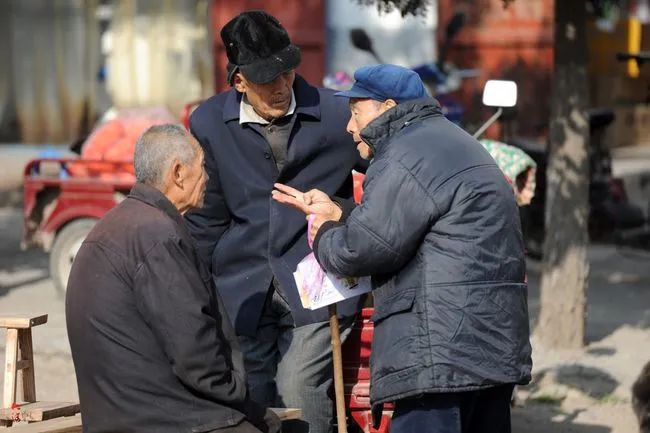 人老了,拒絕以下三種人來家裡“串門”