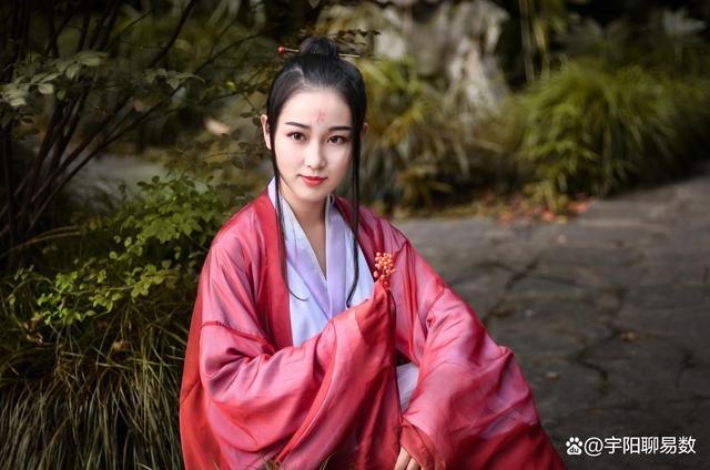 乙巳人，天妒紅顏痴女多，除去繁華之後依然還是寂寞人！