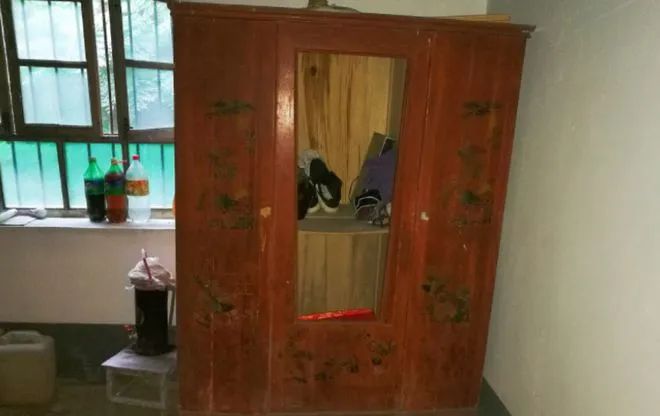 俗語：“屋角兩不放，富走家財喪”！