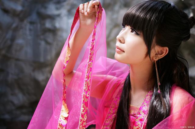 乙巳人，天妒紅顏痴女多，除去繁華之後依然還是寂寞人！