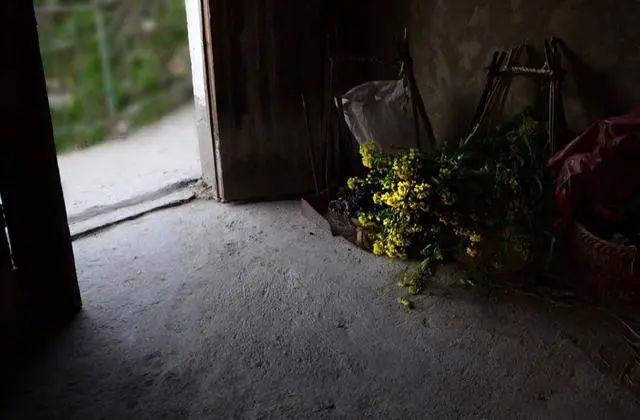 俗語：“屋角兩不放，富走家財喪”！