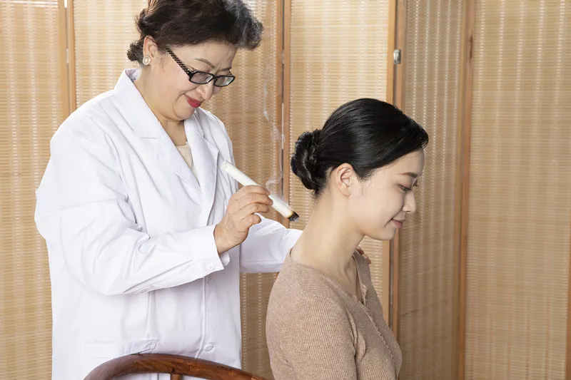 人的脖子後有一個重要穴位，是治頸椎病的奇穴！