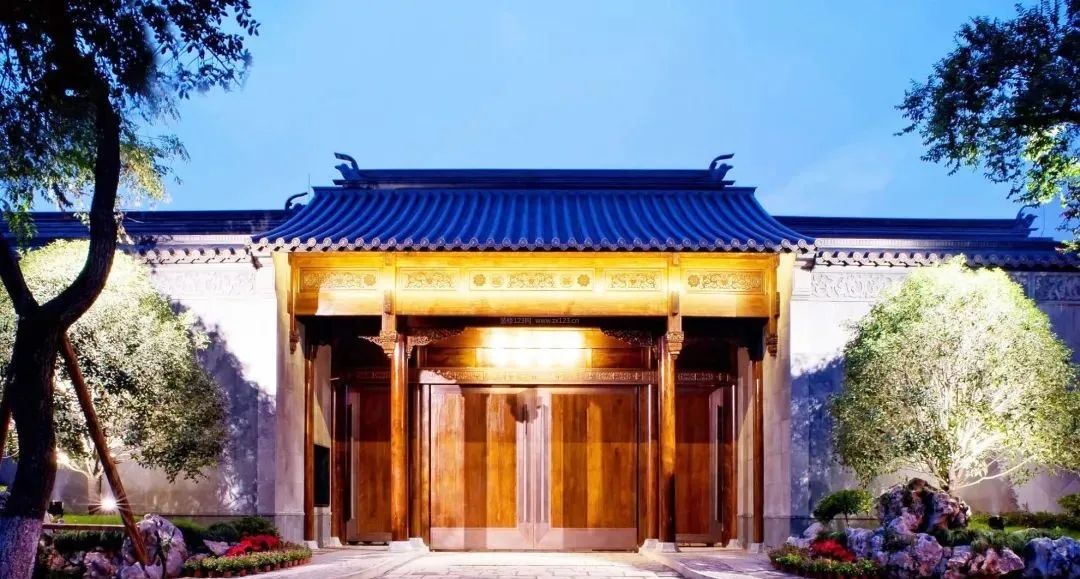 陽宅風水----屋大門小掐頸刑，屋小門大財難守