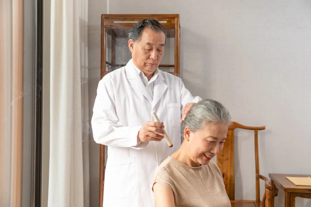 人的脖子後有一個重要穴位，是治頸椎病的奇穴！