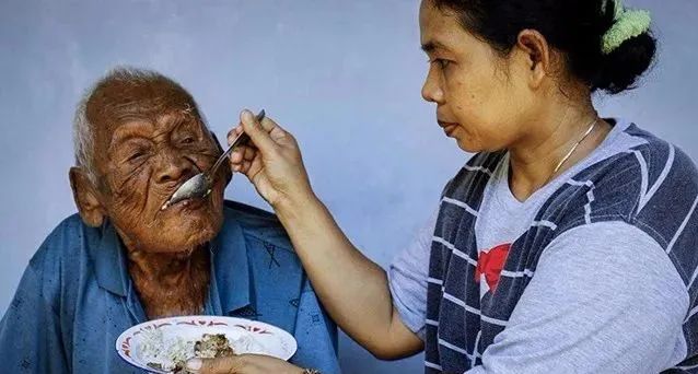 風水先生告 誡：老人死 前三年有預 兆 ！