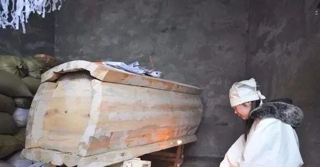 風水先生告 誡：老人死 前三年有預 兆 ！