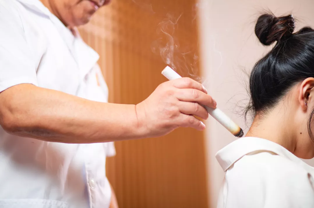 人的脖子後有一個重要穴位，是治頸椎病的奇穴！