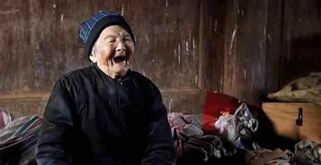 風水先生告 誡：老人死 前三年有預 兆 ！