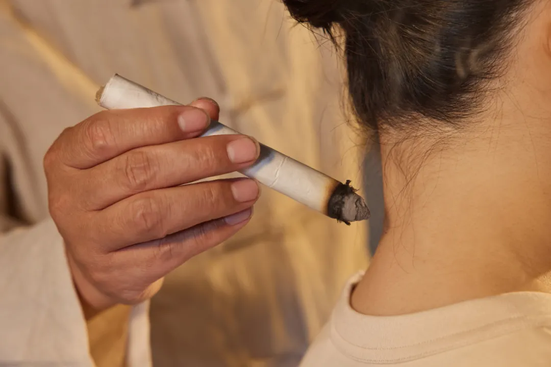 人的脖子後有一個重要穴位，是治頸椎病的奇穴！