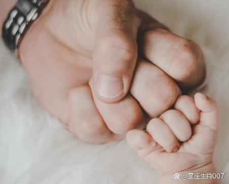 臨寡宿和太極貴人，性格較為孤僻內向