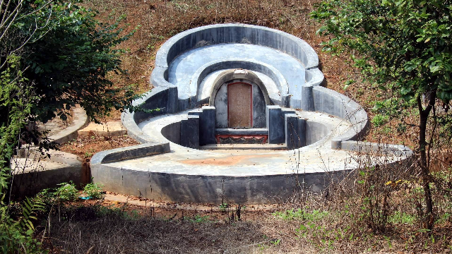 窮搬家，富修墳，生意不好改大門