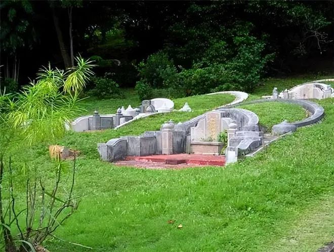 農村俗語：雨打棺，十年酸；雨灑墳，出貴人。