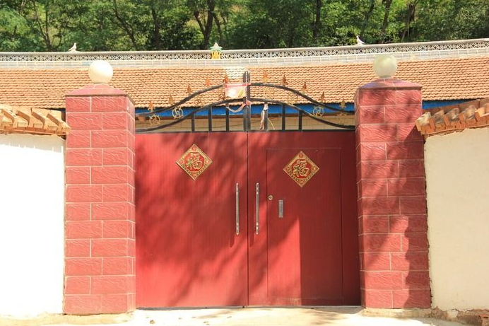 窮搬家，富修墳，生意不好改大門