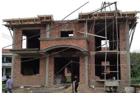 風水俗語：天空不起屋，地空不葬墳！