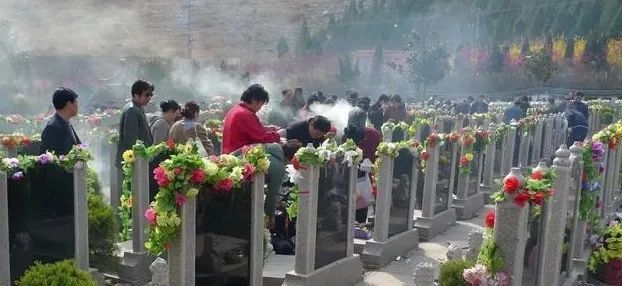 清明將至,俗語“三人不上墳,掃墓不過三代”,是什麼意思?