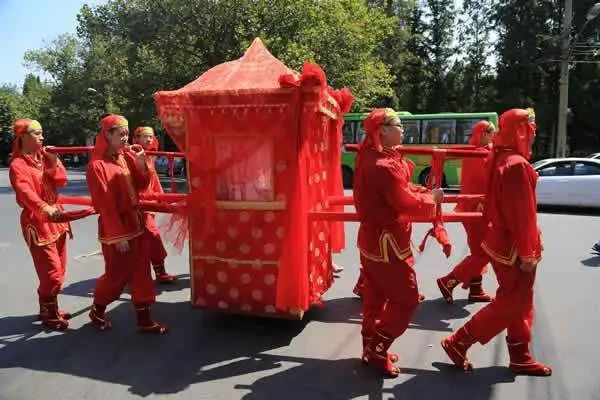 “婚怕喜沖喜，雞怕抱窩叫”，什麼意思？